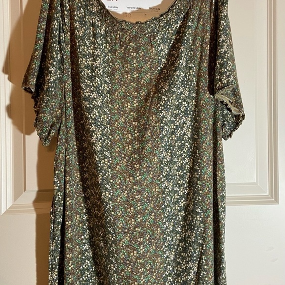 Faded glory sz-12/14, pheasant top- subtle colors, faux buttons, pleated bodice - Picture 6 of 16